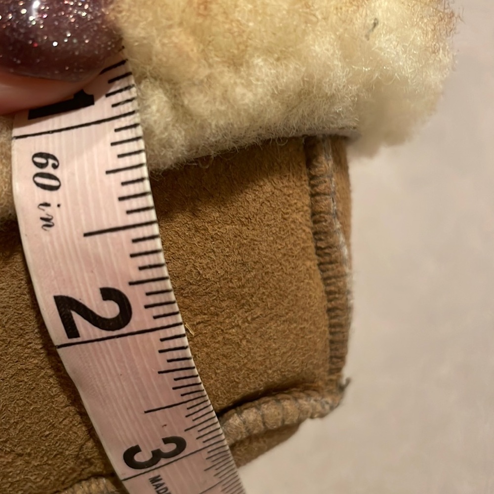 Cozy shearling Ugg infant baby crib booties - Picture 5 of 5